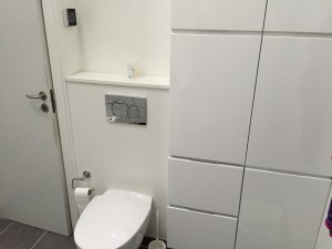 Olsson VVS - Badeværelse - Grå - Væghængt toilet og højskabe